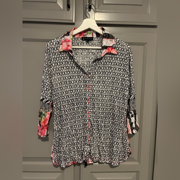 Beautiful unique CW Carine light weight flowy blouse. - Picture 2 of 2